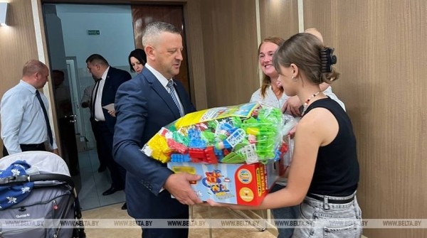 «Спасибо за подарки детям». В Бресте передали наборы игрушек переехавшим в Беларусь многодетным семьям «Спасибо за подарки детям». В Бресте передали наборы игрушек переехавшим в Беларусь многодетным семьям