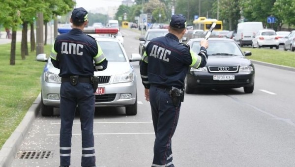 В Беларуси с 25 августа водители должны ездить с включенным ближним светом В Беларуси с 25 августа водители должны ездить с включенным ближним светом