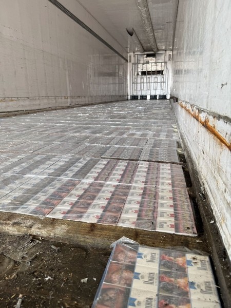 Под полом и потолком фуры на границе нашли 15 000 пачек сигарет Под полом и потолком фуры на границе нашли 15 000 пачек сигарет
