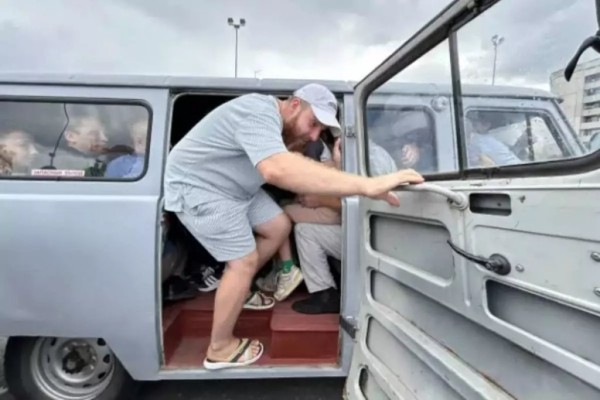 В «буханке» смогли поместиться 48 человек – это рекорд