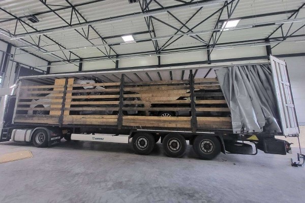 На границе перехватили три внедорожника, спрятанные в туалетной бумаге На границе перехватили три внедорожника, спрятанные в туалетной бумаге