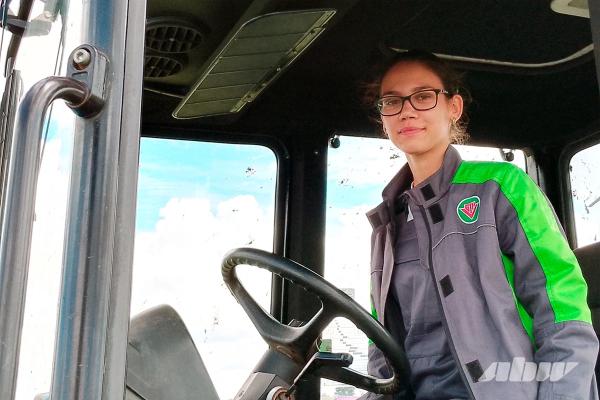 Как юная брестчанка «в лучшем виде» справляется с трактором Как юная брестчанка «в лучшем виде» справляется с трактором