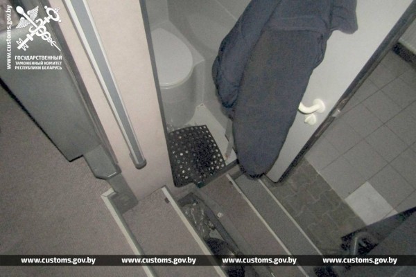 Брестские таможенники обнаружили контрабанду запчастей в польском автобусе Брестские таможенники обнаружили контрабанду запчастей в польском автобусе