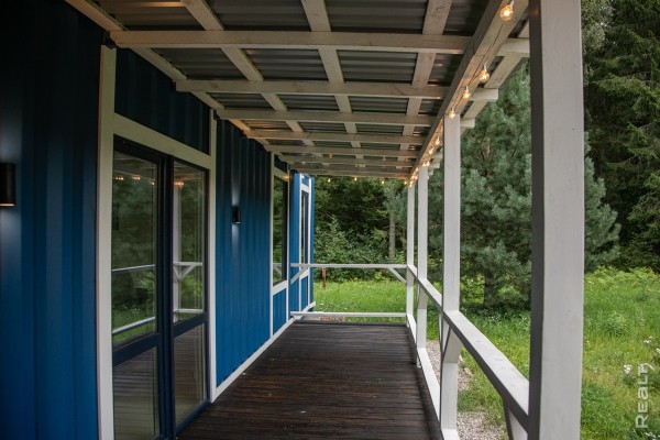 Белорусы построили дом из морского контейнера по туториалу на YouTube. Во сколько она обошлась? Белорусы построили дом из морского контейнера по туториалу на YouTube. Во сколько она обошлась?