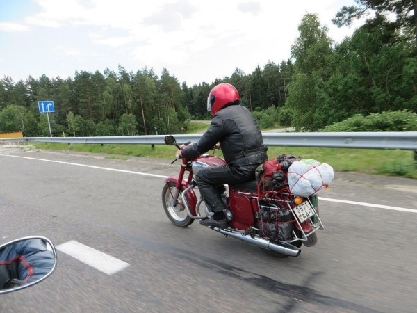 Однажды доехал до Мурманска! Белорус ежегодно путешествует на 50-летнем Jawa 350 Однажды доехал до Мурманска! Белорус ежегодно путешествует на 50-летнем Jawa 350