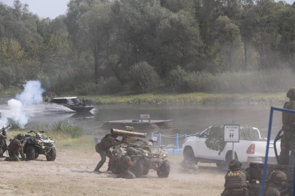 В Столине идут учения. Эффектные кадры В Столине идут учения. Эффектные кадры