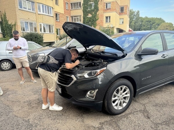 Машина — по низу рынка. И не берут... Почему так сложно продать свежий Chevrolet Equinox из Америки? Машина — по низу рынка. И не берут... Почему так сложно продать свежий Chevrolet Equinox из Америки?