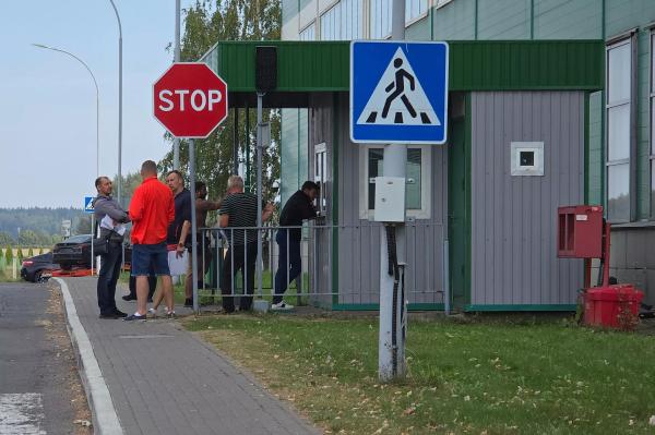 Сотни люксовых авто застряли на таможне под Минском Сотни люксовых авто застряли на таможне под Минском