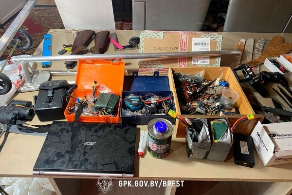 Брестские пограничники обнаружили и изъяли комплектующие к беспилотникам Брестские пограничники обнаружили и изъяли комплектующие к беспилотникам