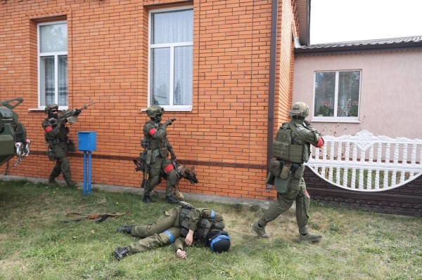 В Столине идут учения. Эффектные кадры В Столине идут учения. Эффектные кадры