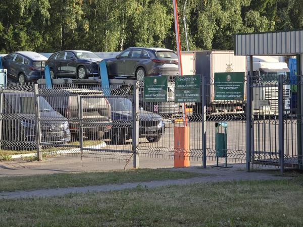 Сотни люксовых авто застряли на таможне под Минском Сотни люксовых авто застряли на таможне под Минском