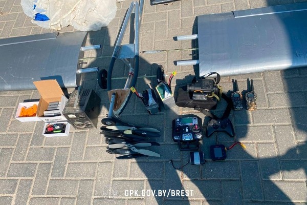 Брестские пограничники обнаружили и изъяли комплектующие к беспилотникам Брестские пограничники обнаружили и изъяли комплектующие к беспилотникам