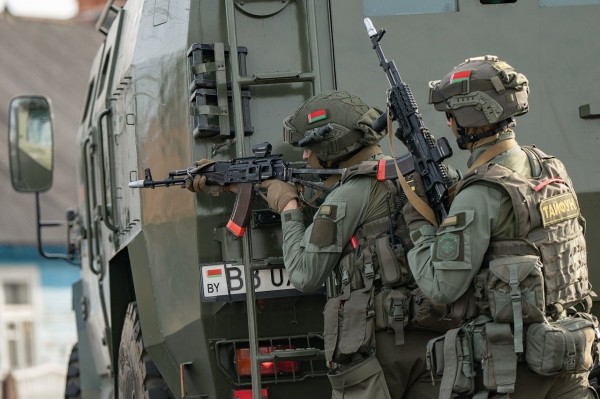 В Столине идут учения. Эффектные кадры В Столине идут учения. Эффектные кадры