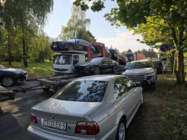 Сотни люксовых авто застряли на таможне под Минском Сотни люксовых авто застряли на таможне под Минском