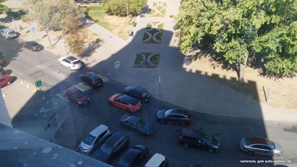 Один неудачно припаркованный автомобиль может создать проблемы многим. Вот доказательство Один неудачно припаркованный автомобиль может создать проблемы многим. Вот доказательство