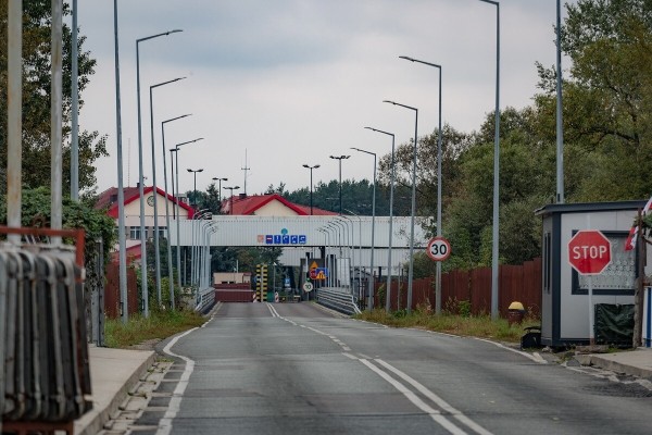 «Белорусский паспорт показываешь — до свидания, пан!» Реально ли сегодня привезти автозапчасти из Польши? Спросили у челноков «Белорусский паспорт показываешь — до свидания, пан!» Реально ли сегодня привезти автозапчасти из Польши? Спросили у челноков