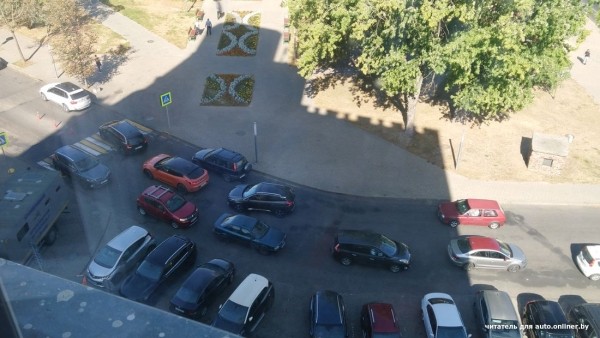 Один неудачно припаркованный автомобиль может создать проблемы многим. Вот доказательство Один неудачно припаркованный автомобиль может создать проблемы многим. Вот доказательство