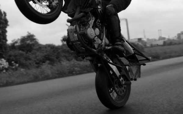 Байкер проехал на одном колесе перед ГАИ. Какие последствия? Байкер проехал на одном колесе перед ГАИ. Какие последствия?