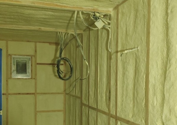 Белорусы построили дом из морского контейнера по туториалу на YouTube. Во сколько она обошлась? Белорусы построили дом из морского контейнера по туториалу на YouTube. Во сколько она обошлась?