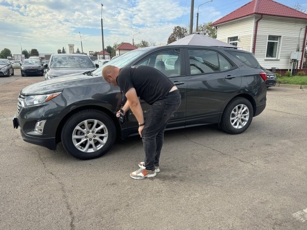 Машина — по низу рынка. И не берут... Почему так сложно продать свежий Chevrolet Equinox из Америки? Машина — по низу рынка. И не берут... Почему так сложно продать свежий Chevrolet Equinox из Америки?