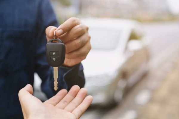 Два водителя могут стать пешеходами: один по делу, второй по глупости Два водителя могут стать пешеходами: один по делу, второй по глупости