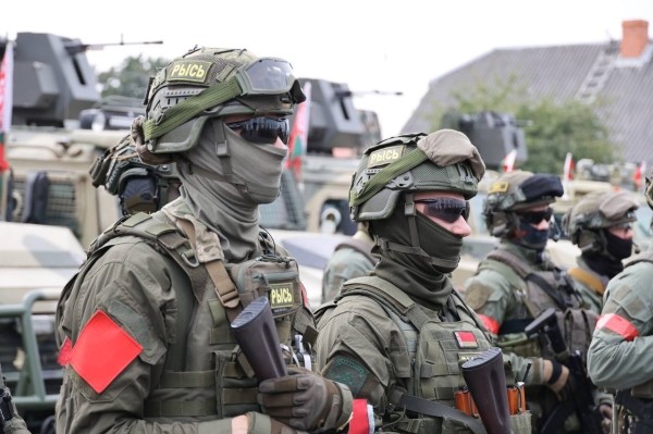 В Столине идут учения. Эффектные кадры В Столине идут учения. Эффектные кадры