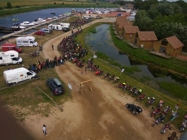 Однажды доехал до Мурманска! Белорус ежегодно путешествует на 50-летнем Jawa 350 Однажды доехал до Мурманска! Белорус ежегодно путешествует на 50-летнем Jawa 350