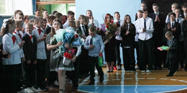 «Дома заняты все вазы, кувшины и банки». Как учителя относятся к такому количеству подаренных букетов? «Дома заняты все вазы, кувшины и банки». Как учителя относятся к такому количеству подаренных букетов?