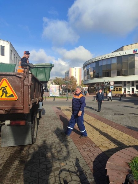 На улицах Бреста начали расставлять ящики с песком На улицах Бреста начали расставлять ящики с песком