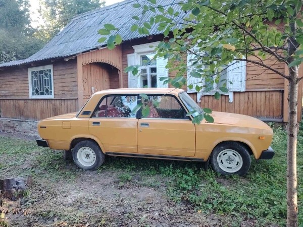 В одних руках с 1982 года! В Беларуси продают редкий ВАЗ-2105 с красным салоном В одних руках с 1982 года! В Беларуси продают редкий ВАЗ-2105 с красным салоном