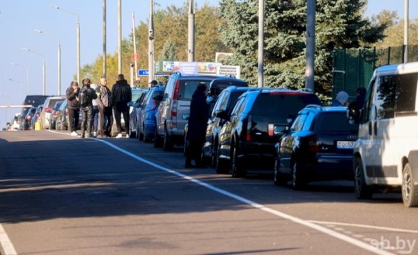 Долгая дорога в Польшу: в очереди на въезд ожидает 1305 машин и 88 автобусов Долгая дорога в Польшу: в очереди на въезд ожидает 1305 машин и 88 автобусов