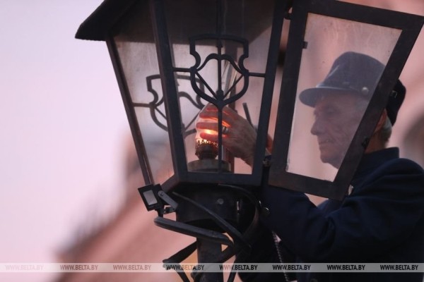 Каждый день жители и гости Бреста собираются на ул. Советской в ожидании зажжения фонарей Каждый день жители и гости Бреста собираются на ул. Советской в ожидании зажжения фонарей