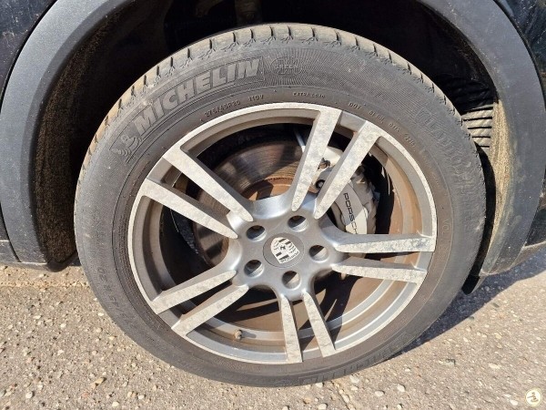 На белорусском аукционе активно торговались за битый Porsche. Какова финальная ставка? На белорусском аукционе активно торговались за битый Porsche. Какова финальная ставка?