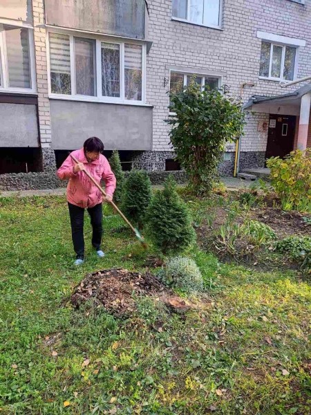 Жители микрорайона Речица показали, как наводят порядок около своего дома Жители микрорайона Речица показали, как наводят порядок около своего дома