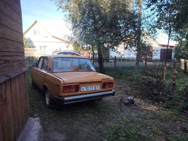 В одних руках с 1982 года! В Беларуси продают редкий ВАЗ-2105 с красным салоном В одних руках с 1982 года! В Беларуси продают редкий ВАЗ-2105 с красным салоном