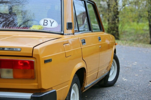 В одних руках с 1982 года! В Беларуси продают редкий ВАЗ-2105 с красным салоном В одних руках с 1982 года! В Беларуси продают редкий ВАЗ-2105 с красным салоном