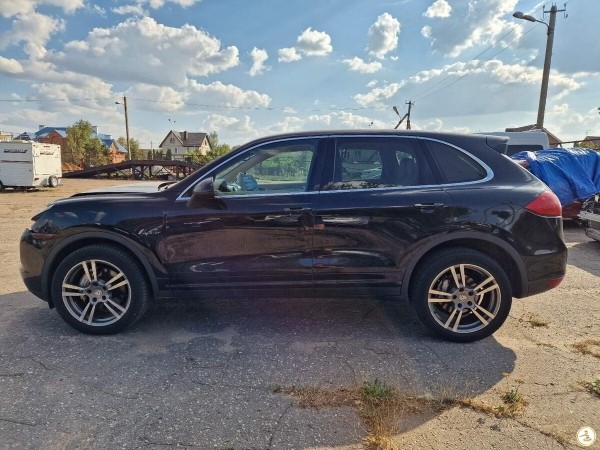 На белорусском аукционе активно торговались за битый Porsche. Какова финальная ставка? На белорусском аукционе активно торговались за битый Porsche. Какова финальная ставка?