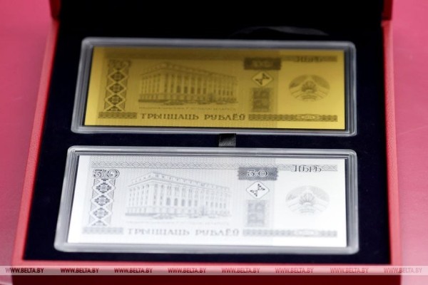 Национальный банк показал памятные монеты в форме прямоугольника Национальный банк показал памятные монеты в форме прямоугольника