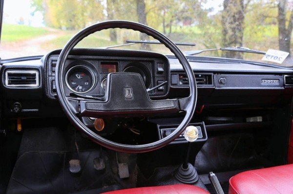 В одних руках с 1982 года! В Беларуси продают редкий ВАЗ-2105 с красным салоном В одних руках с 1982 года! В Беларуси продают редкий ВАЗ-2105 с красным салоном