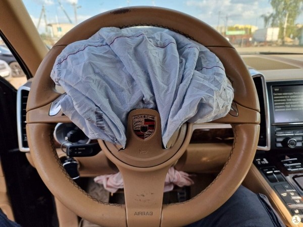 На белорусском аукционе активно торговались за битый Porsche. Какова финальная ставка? На белорусском аукционе активно торговались за битый Porsche. Какова финальная ставка?