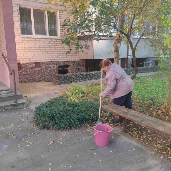 Жители микрорайона Речица показали, как наводят порядок около своего дома Жители микрорайона Речица показали, как наводят порядок около своего дома