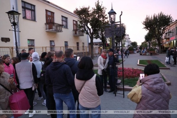 Каждый день жители и гости Бреста собираются на ул. Советской в ожидании зажжения фонарей Каждый день жители и гости Бреста собираются на ул. Советской в ожидании зажжения фонарей