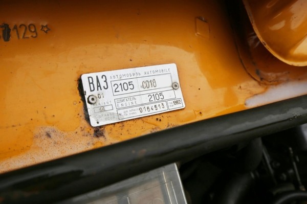 В одних руках с 1982 года! В Беларуси продают редкий ВАЗ-2105 с красным салоном В одних руках с 1982 года! В Беларуси продают редкий ВАЗ-2105 с красным салоном