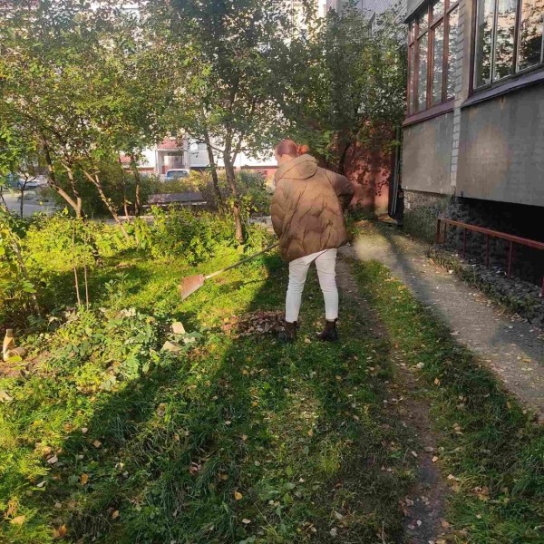 Жители микрорайона Речица показали, как наводят порядок около своего дома Жители микрорайона Речица показали, как наводят порядок около своего дома