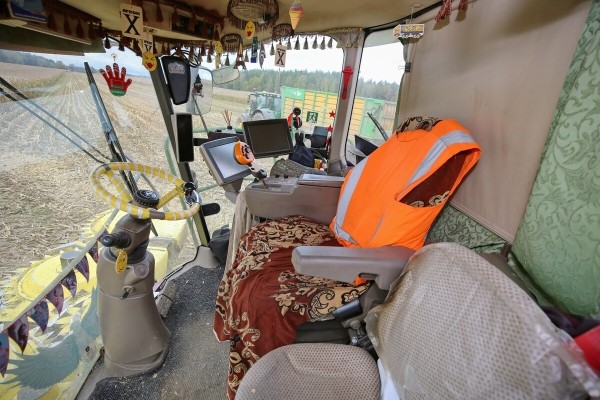 «Днёвка» — 168 рублей! Сколько зарабатывает механизатор на кормоуборочном комбайне John Deere «Днёвка» — 168 рублей! Сколько зарабатывает механизатор на кормоуборочном комбайне John Deere