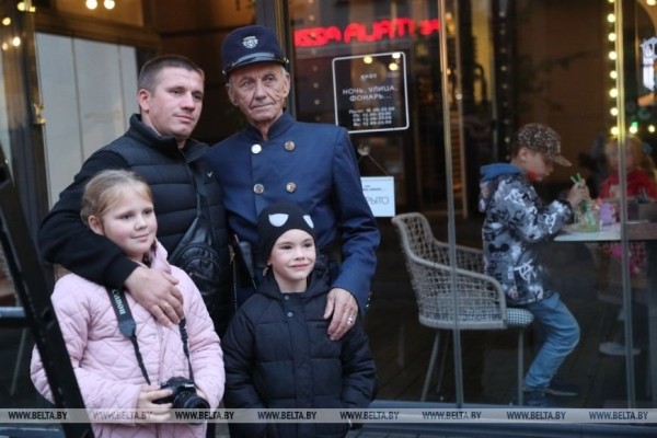 Каждый день жители и гости Бреста собираются на ул. Советской в ожидании зажжения фонарей Каждый день жители и гости Бреста собираются на ул. Советской в ожидании зажжения фонарей