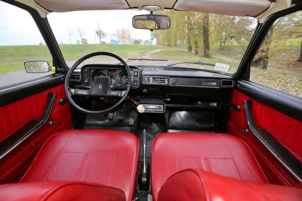 В одних руках с 1982 года! В Беларуси продают редкий ВАЗ-2105 с красным салоном В одних руках с 1982 года! В Беларуси продают редкий ВАЗ-2105 с красным салоном