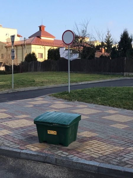 На улицах Бреста начали расставлять ящики с песком На улицах Бреста начали расставлять ящики с песком