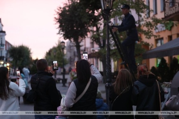 Каждый день жители и гости Бреста собираются на ул. Советской в ожидании зажжения фонарей Каждый день жители и гости Бреста собираются на ул. Советской в ожидании зажжения фонарей