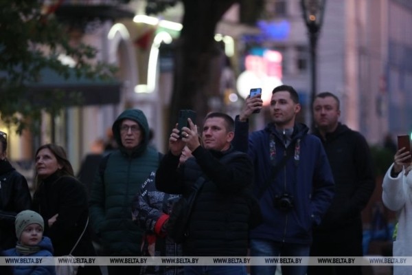 Каждый день жители и гости Бреста собираются на ул. Советской в ожидании зажжения фонарей Каждый день жители и гости Бреста собираются на ул. Советской в ожидании зажжения фонарей